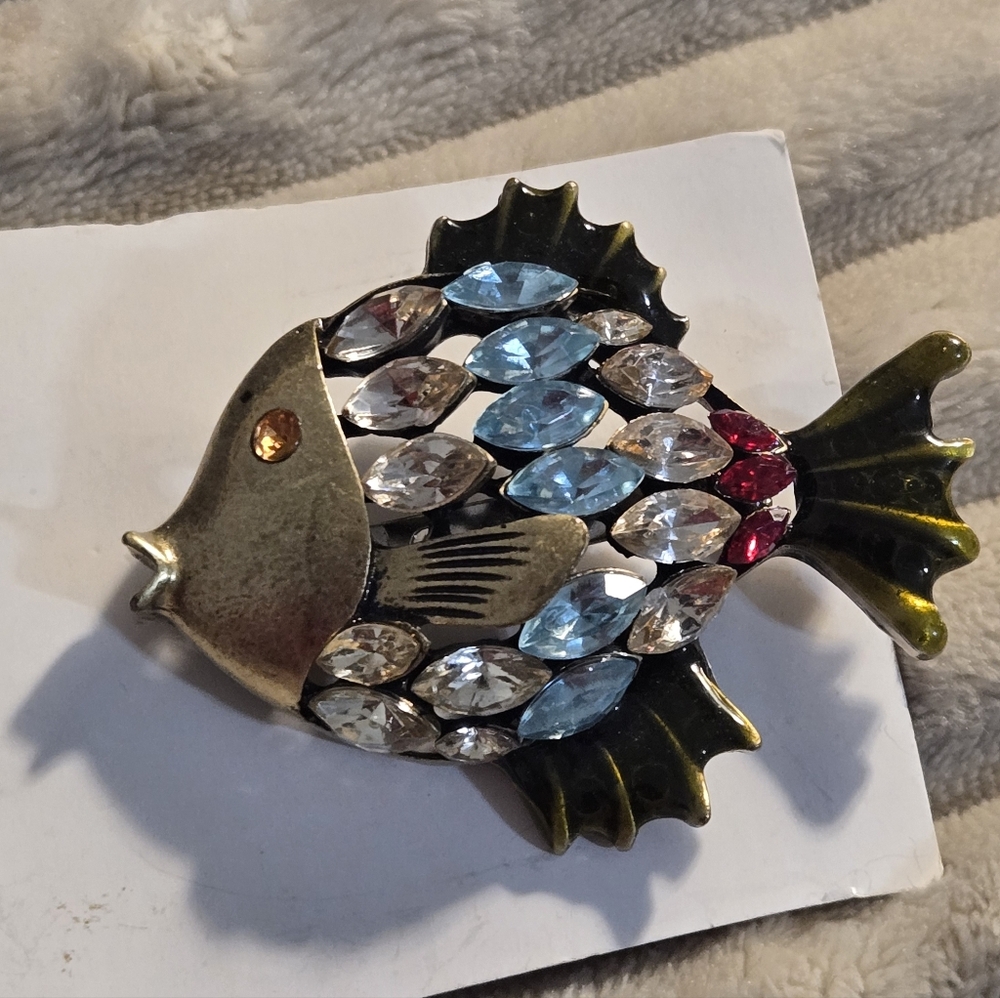 Vintage signed fish brooch with rhinestones wearable! No return as is - Picture 3 of 3